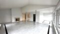 Wohn-Esszimmer mit Kamin und Lift