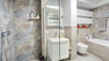 Bad mit Wanne und Dusche