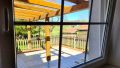 Fensterblick auf Terrasse