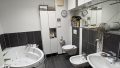 Badezimmer mit großzügiger Wanne