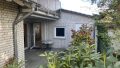 Seitliche Terrasse und Zugang zur Garage