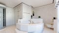 Bad mit Whirlpool und Dusche