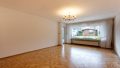 großzügiges Wohnzimmer