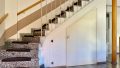 Aufgang mit Stauraum unter der Treppe (Wohnung II - OG)