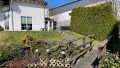 kleine Brücke über den Bachlauf im Garten