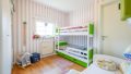Kinderzimmer mit Zugang Badezimmer
