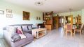 Offenes und einladendes Wohnzimmer, das modernen Komfort mit gemütlicher Atmosphäre verbindet.