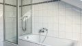 Tageslichtbad mit Dusche und Wanne