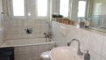 Tageslichtbad mit Badewanne und...