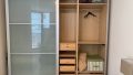 großer Kleiderschrank