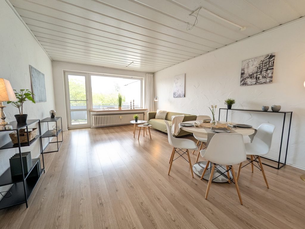 Wohnzimmer Blick zum Balkon