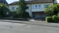 Hausvorderseite mit Zufahrt