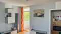 helles Wohnzimmer mit Zugang zur Sonnenloggia