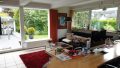 Ehemaliges Schwimmbad mit Gartenblick