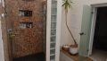 Dusche im Lichthof und Zugang zur Sauna