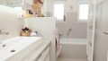 Modernes Bad mit Wanne