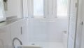 Modernes Bad mit großer Walk-In-Dusche