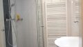 ...modernes Badezimmer mit Walk-In Dusche