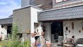Rückseite mit Terrasse und Kamin