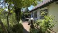 kleine Terrasse an der Seite