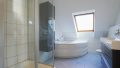 Badewanne und Dusche