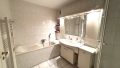 EG-Bad mit Wanne + Dusche