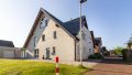 Repräsentative Doppelhaushälfte in moderner Klinkeroptik mit großer Einfahrt, Garage und gepflegtem Vorgarten – ein Zuhause mit Charakter.