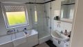Badezimmer mit Wanne u. Dusche
