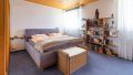 Geräumiges Schlafzimmer mit viel natürlichem Licht – Ihr persönlicher Rückzugsort.