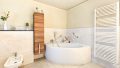 Badezimmer mit Bidet, Dusche und Wanne
