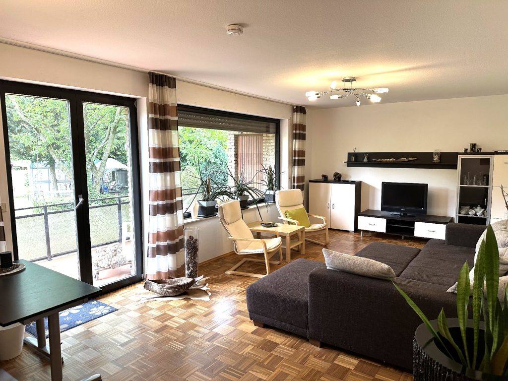 Wohnzimmer mit Balkonzugang