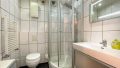 modern gefliestes Duschbad