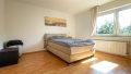 großzügiges Schlafzimmer