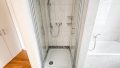 Tageslichtbad mit Wanne und Dusche