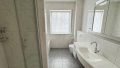 Tageslichtbad mit Wanne und Dusche