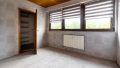 Helles Schlafzimmer mit praktischem Einbauschrank.