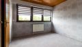 Ruhiger Rückzugsort – geräumiges Schlafzimmer mit begehbarem Kleiderschrank.