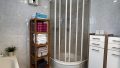 Badezimmer mit Wanne und Dusche
