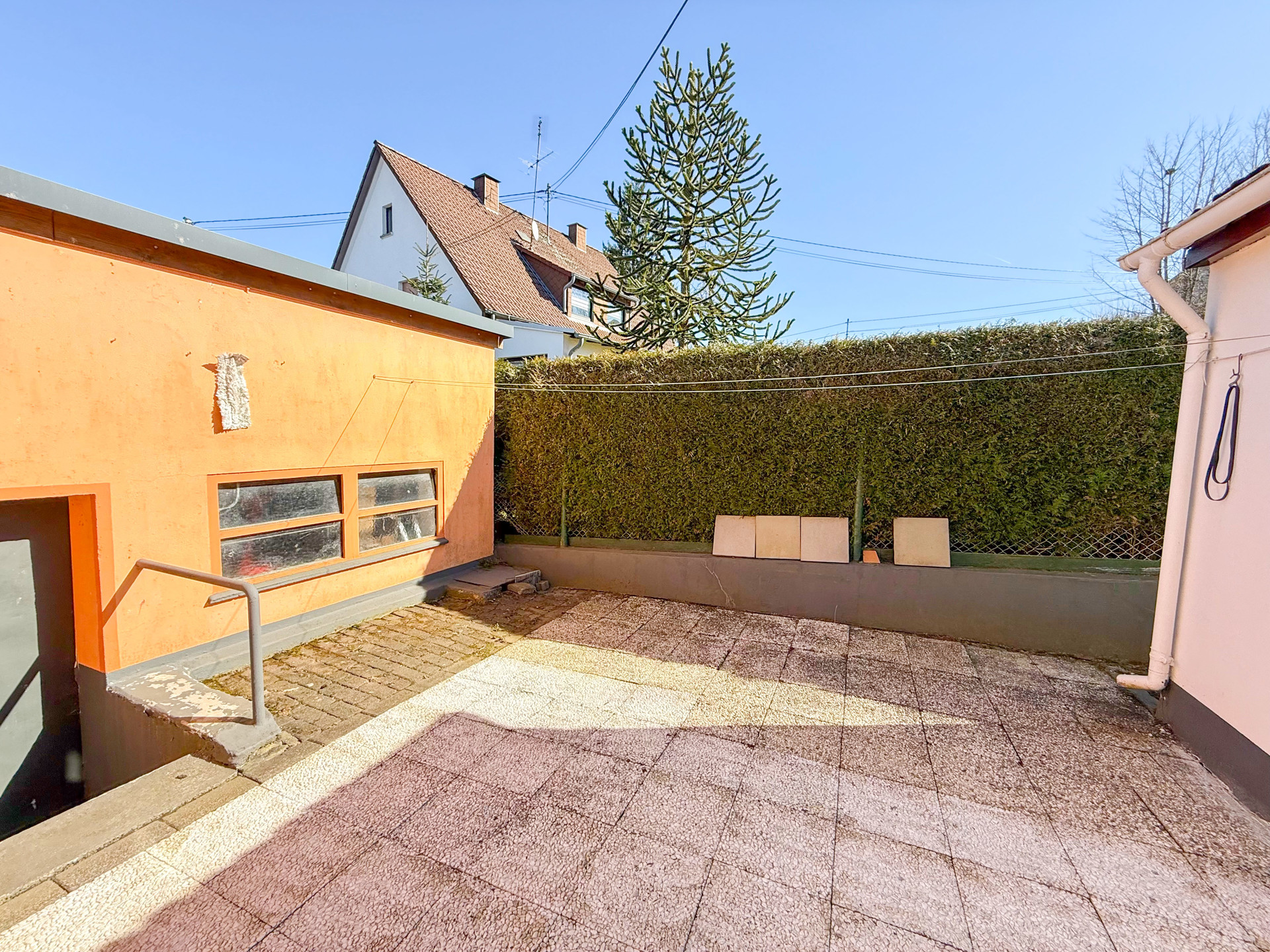 Terrasse und Garage