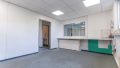 Büro mit Fenster zum Empfang