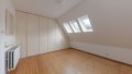 Schlafzimmer mit Einbauschrank in der Einliegerwohnung