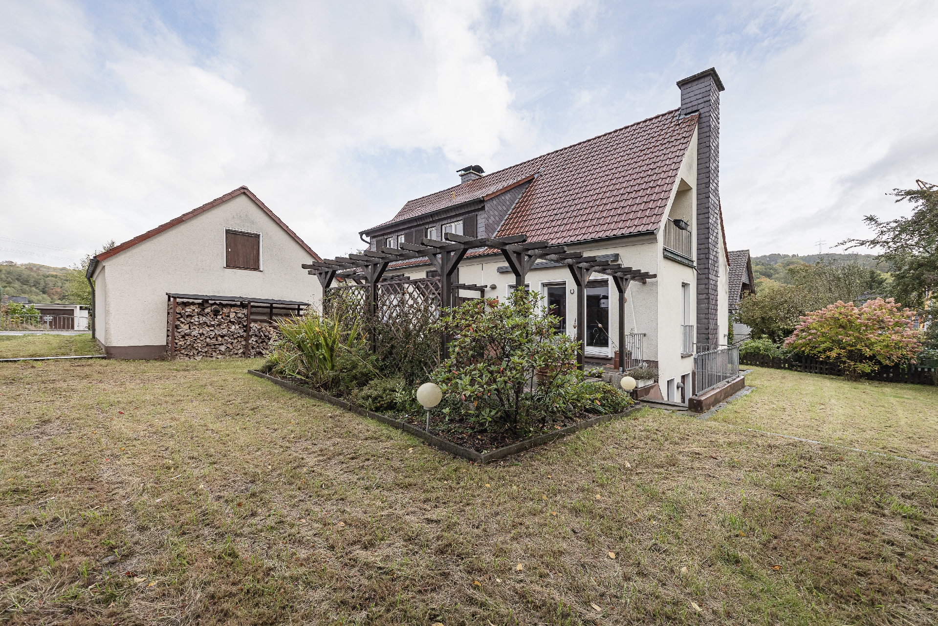 schöner Garten Rasen- und kleinen Beetflächen