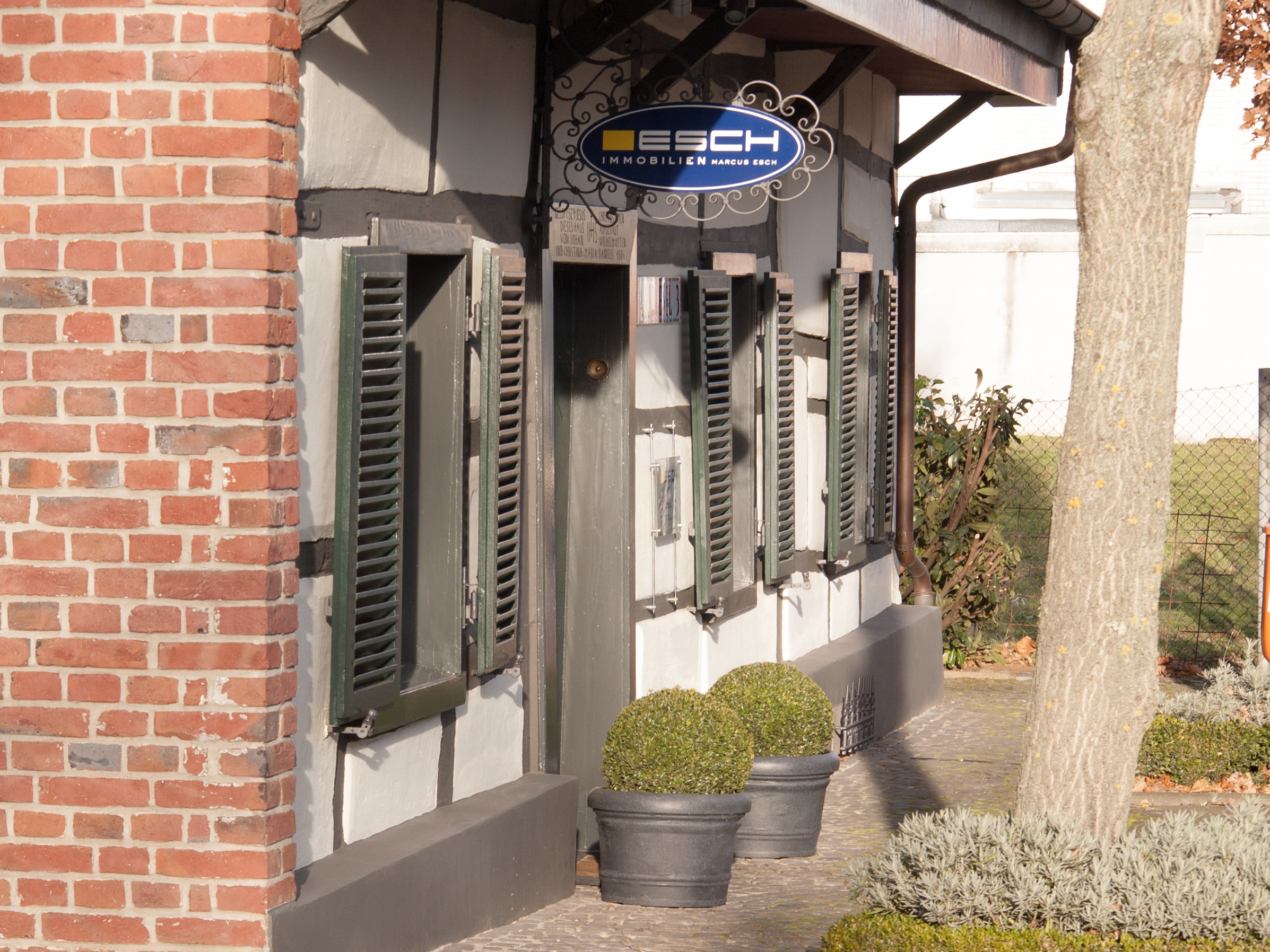 Foto von dem Eingang des Bürogebäudes Esch Immobilien