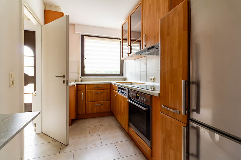 Praktisch geschnittene Küche mit Tageslicht und funktionalem Fliesenspiegel.