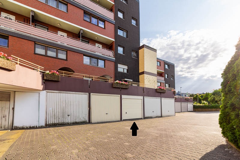 Zur Wohnung gehört eine praktische Garage im gepflegten Garagenhof. Gepflegte Anlage mit mehreren Garagen – auch als Stauraum nutzbar.
