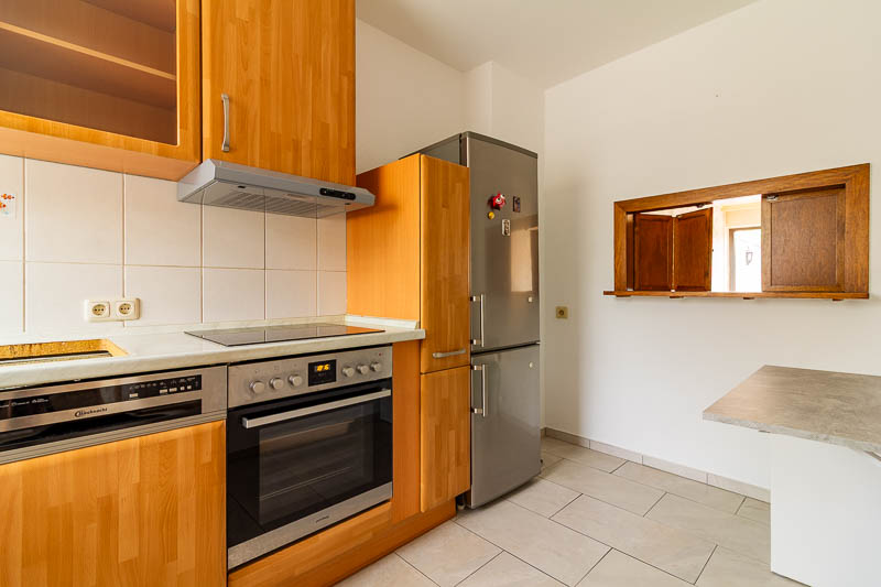 Kompakte Küche mit Verbindung zum Essbereich.