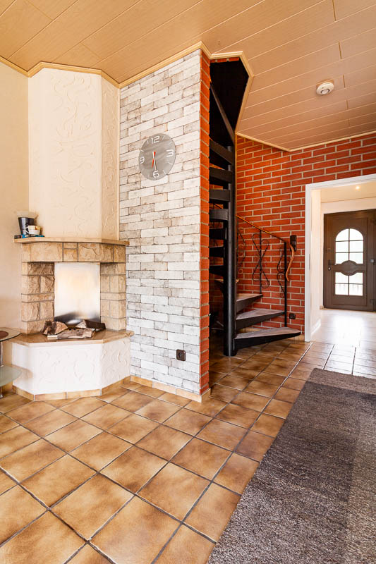 Charmante Verbindung von Wohnen und Architektur – mit offener Wendeltreppe ins Obergeschoss.