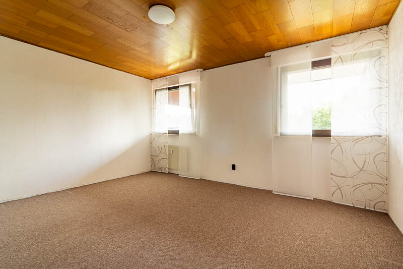 Perfekt für konzentriertes Arbeiten oder erholsamen Schlaf - ruhiges Zimmer mit Blick ins Grüne.