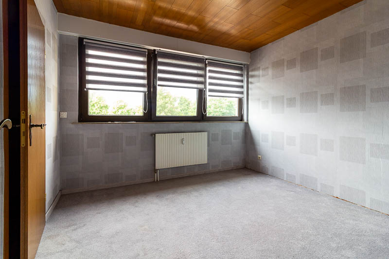 Ruhiger Rückzugsort – geräumiges Schlafzimmer mit begehbarem Kleiderschrank.