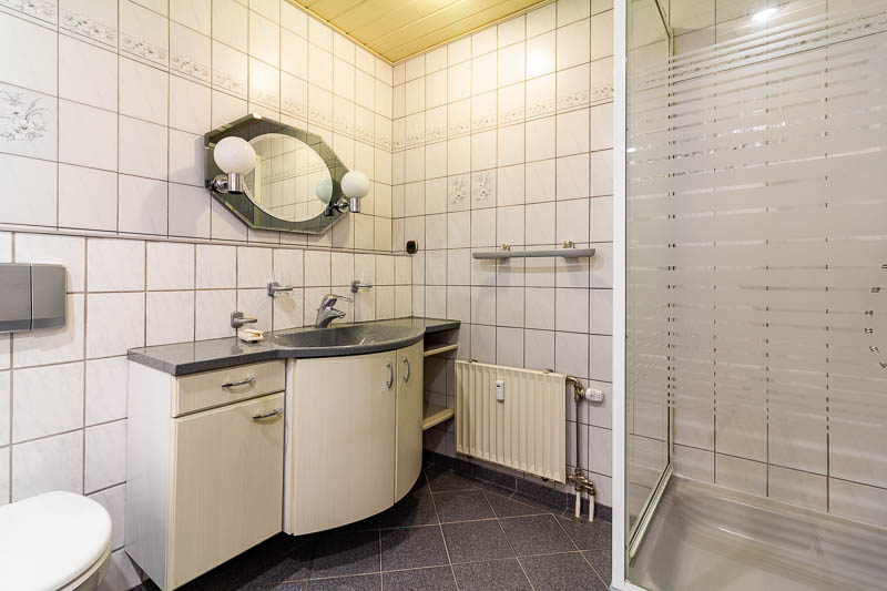 Praktisch und gepflegt – Badezimmer mit Wanne, Dusche und WC.